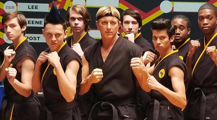 Miembros del dojo Cobra Kai en uniforme